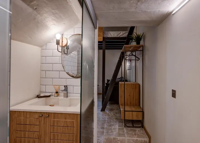 Designer's 2br - Ferries *